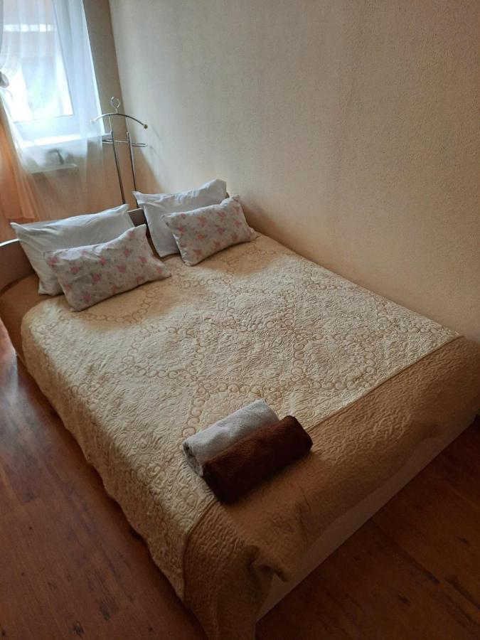 Apartment In The Historical City Center 체르니우치 외부 사진