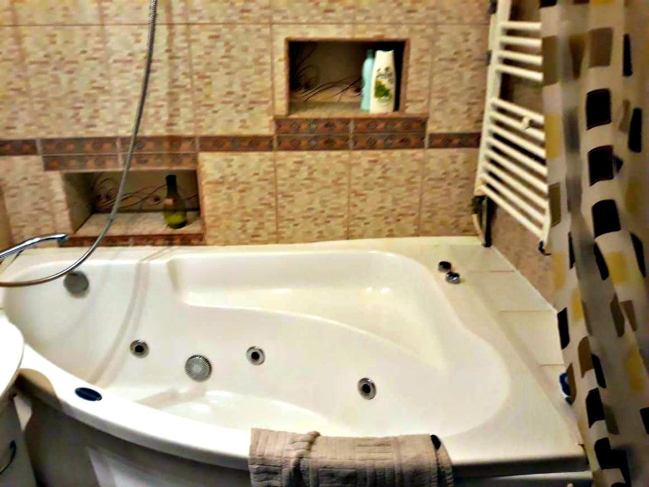 Apartment In The Historical City Center 체르니우치 외부 사진