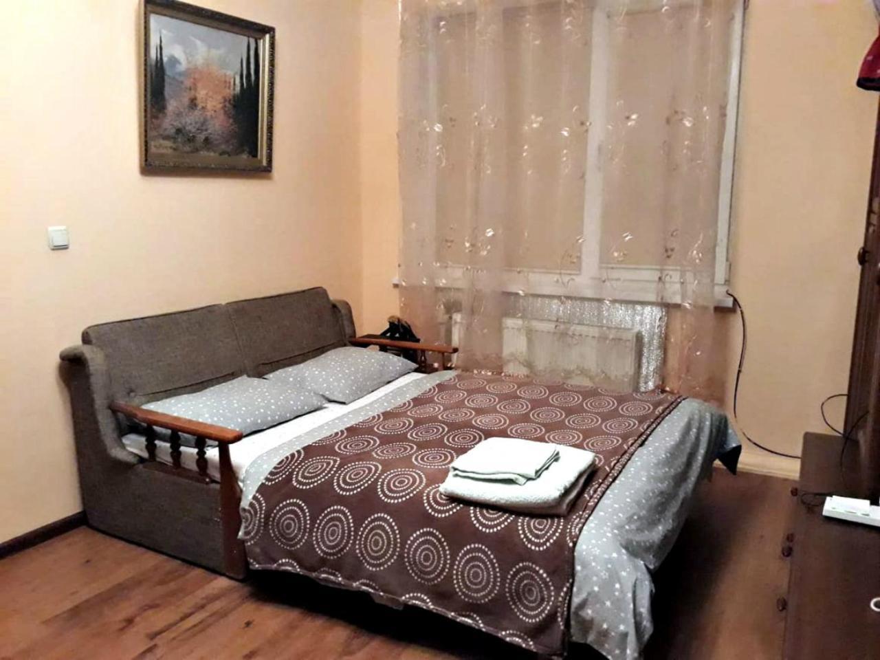 Apartment In The Historical City Center 체르니우치 외부 사진